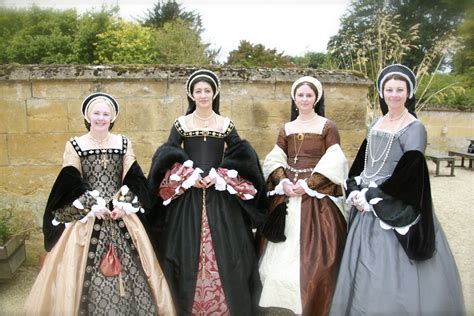 clothes in tudor times|what did tudor people wear.